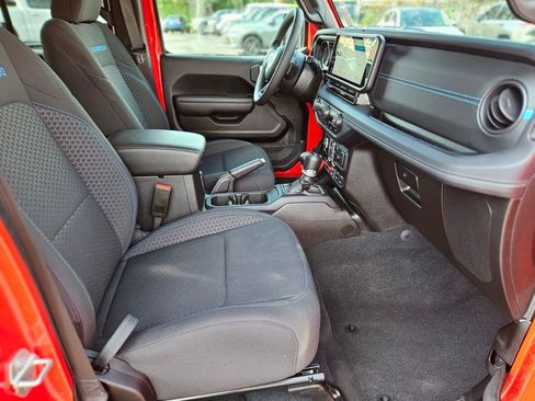 Used 2024 Jeep Wrangler Unlimited Rubicon 4xe image 9