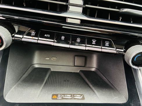 Used 2024 Chevrolet Traverse RS image 30