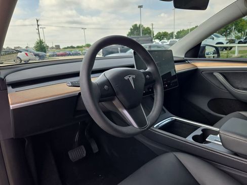 Used 2024 Tesla Model Y 2WD image 2