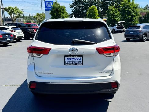 Used 2019 Toyota Highlander XLE AWD/4WD image 15