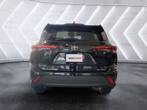Used 2021 Toyota Highlander XLE AWD/4WD image 5