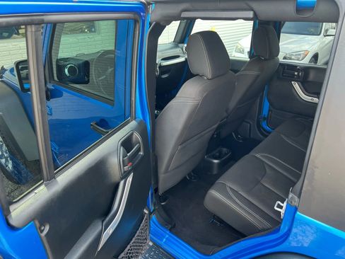 Used 2016 Jeep Wrangler Unlimited Rubicon w/ Connectivity Group image 22