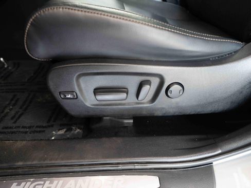 Used 2018 Toyota Highlander Limited Platinum w/ Carpet Mat Package (TMS) AWD/4WD image 12