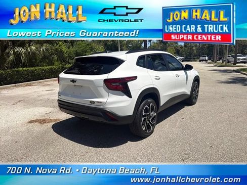 Used 2025 Chevrolet Trax RS FWD image 12