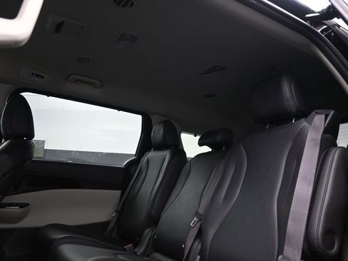 Used 2022 Kia Carnival EX image 14