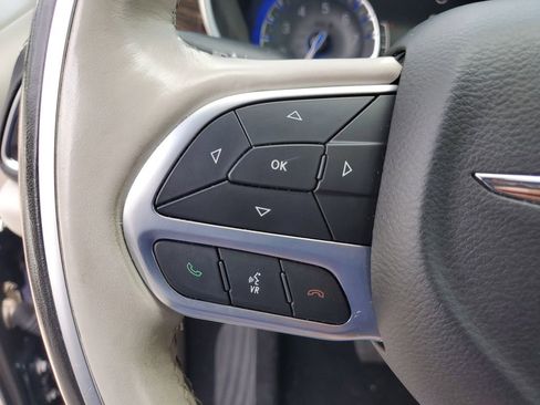 Used 2021 Chrysler Pacifica Limited w/ Uconnect Theater Family Group image 22