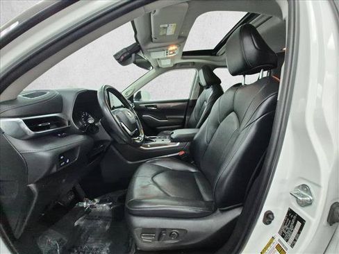 Used 2022 Toyota Highlander Limited FWD image 17
