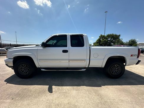 Used 2007 Chevrolet Silverado 1500 LT w/ Extended Cab Value Package AWD/4WD image 2