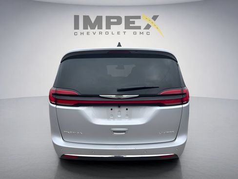 Used 2026 Chrysler Pacifica Limited FWD image 3