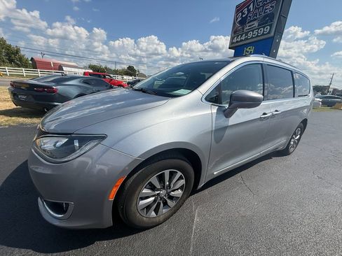 Used 2020 Chrysler Pacifica Touring-L Plus FWD image 8