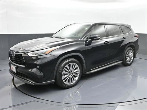 Certified 2024 Toyota Highlander Platinum FWD image 1