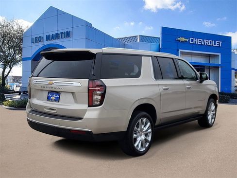 Used 2024 Chevrolet Suburban High Country w/ Premium Package image 3