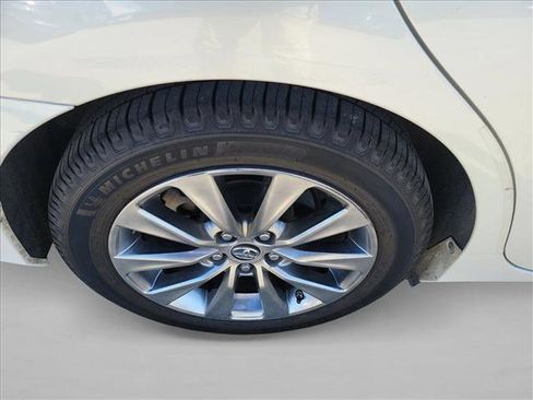 Used 2015 Toyota Camry XLE image 11