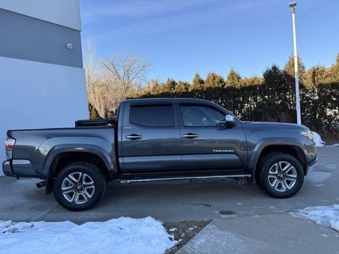 Used 2019 Toyota Tacoma Limited image 2