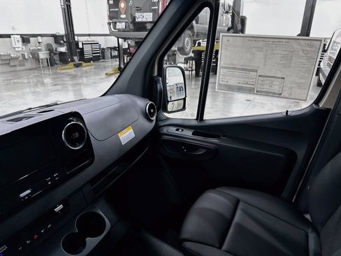 Used 2025 Mercedes-Benz Sprinter 2500 image 23
