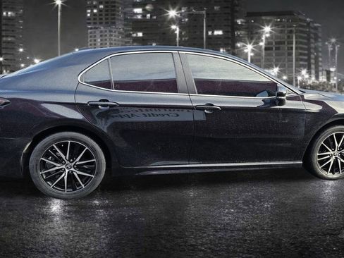 Used 2024 Toyota Camry SE image 8