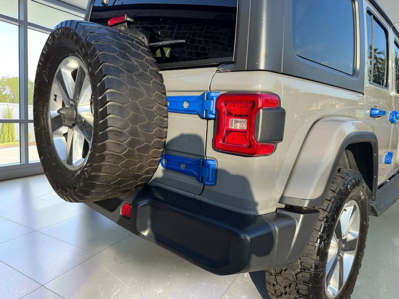 Used 2018 Jeep Wrangler Unlimited Sahara w/ LED Lighting Group AWD/4WD image 6