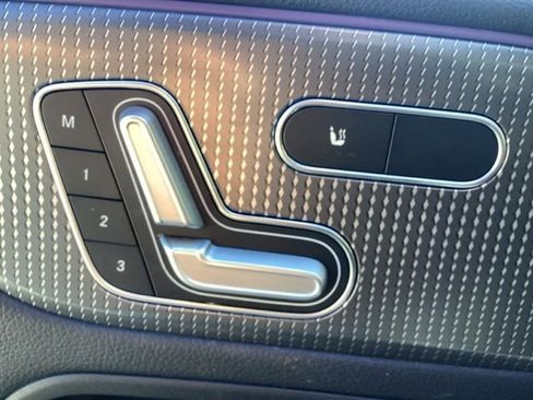 Used 2021 Mercedes-Benz GLB 250 4MATIC w/ Premium Package image 23