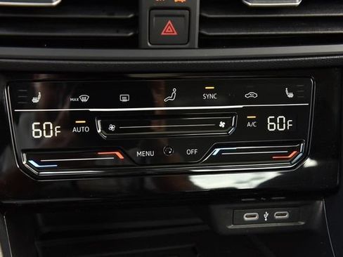 Certified 2025 Volkswagen Jetta SE w/ Sunroof Package FWD image 15