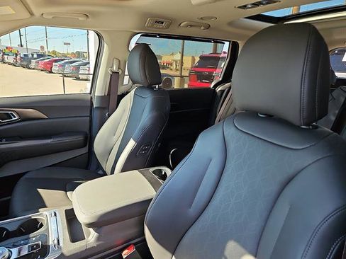 Used 2025 Kia Carnival SX w/ SX Dark Edition Package image 11