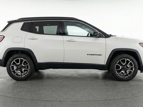 Used 2025 Jeep Compass Trailhawk image 11