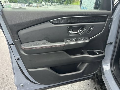 Used 2025 Honda Pilot Black Edition image 6