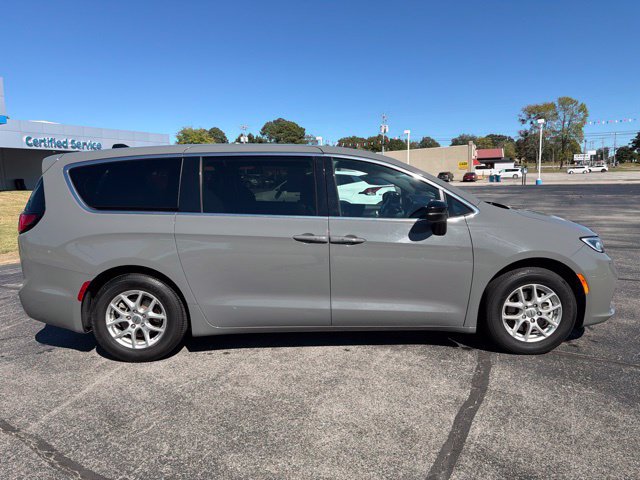 Used 2025 Chrysler Pacifica Select FWD image 16