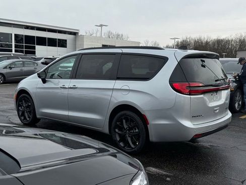 New 2026 Chrysler Pacifica Limited w/ S Appearance Package image 9