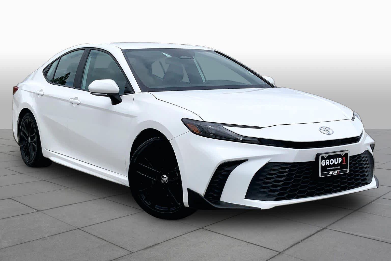 Used 2025 Toyota Camry SE FWD image 3