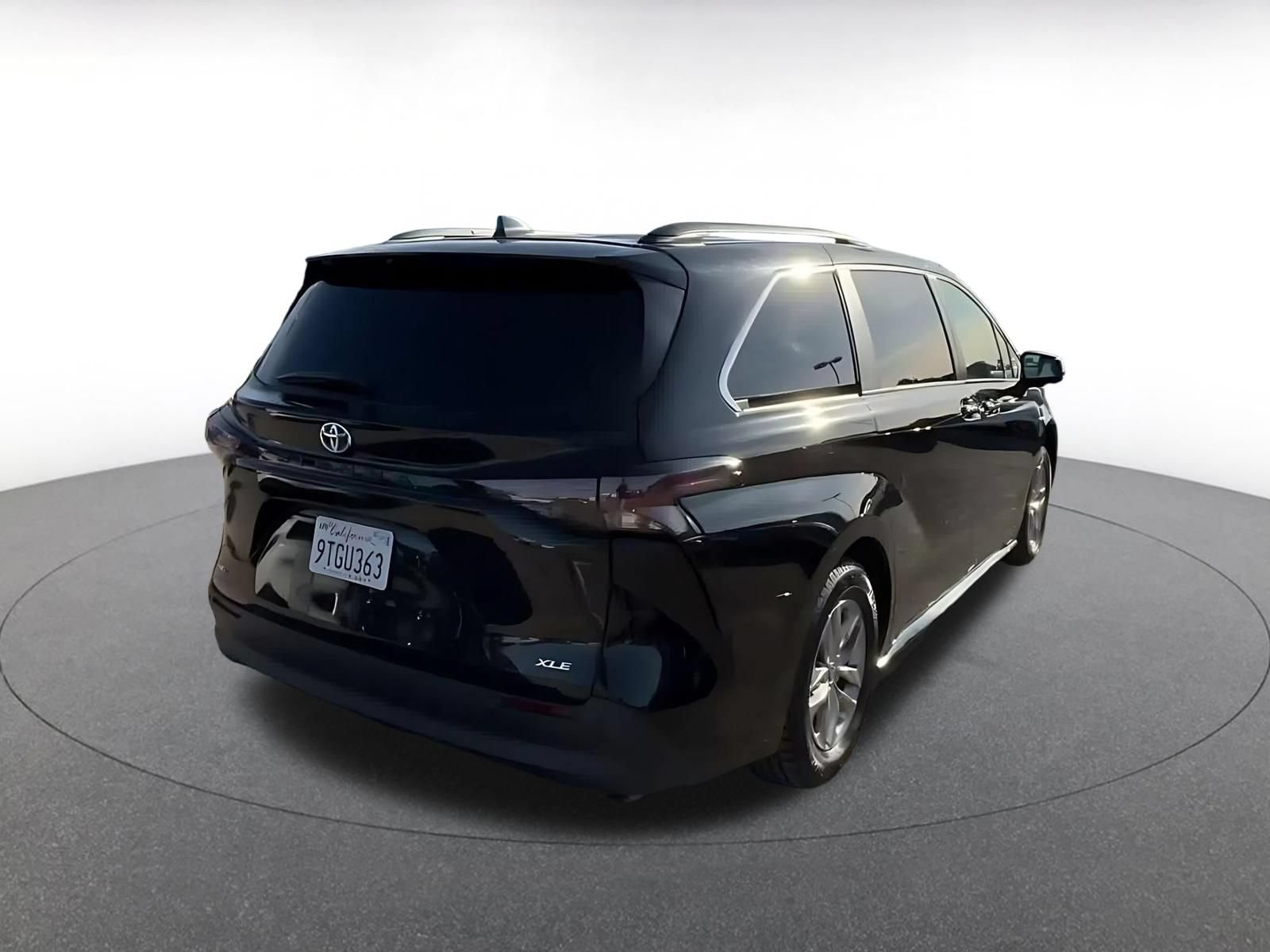 Used 2025 Toyota Sienna XLE FWD image 14