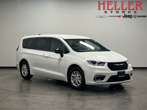 New 2026 Chrysler Pacifica Select image 1