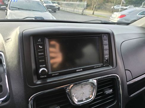 Used 2016 Chrysler Town & Country S w/ Driver Convenience Group image 30