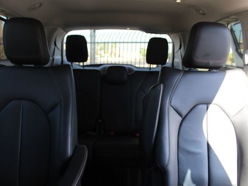 Used 2017 Chrysler Pacifica Premium image 12