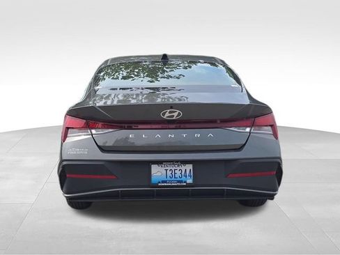 Used 2025 Hyundai Elantra SE FWD image 4