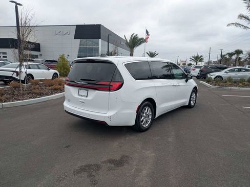 Used 2025 Chrysler Pacifica Select image 3