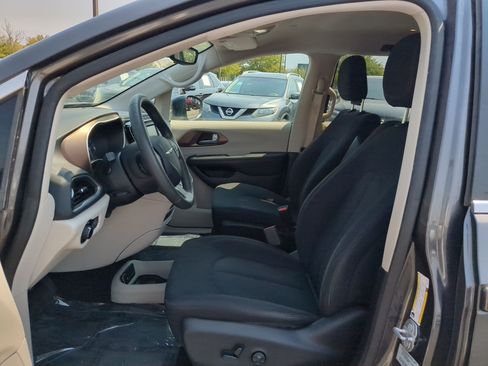 Used 2017 Chrysler Pacifica LX FWD image 17