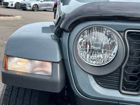 Used 2024 Jeep Gladiator Sport AWD/4WD image 38