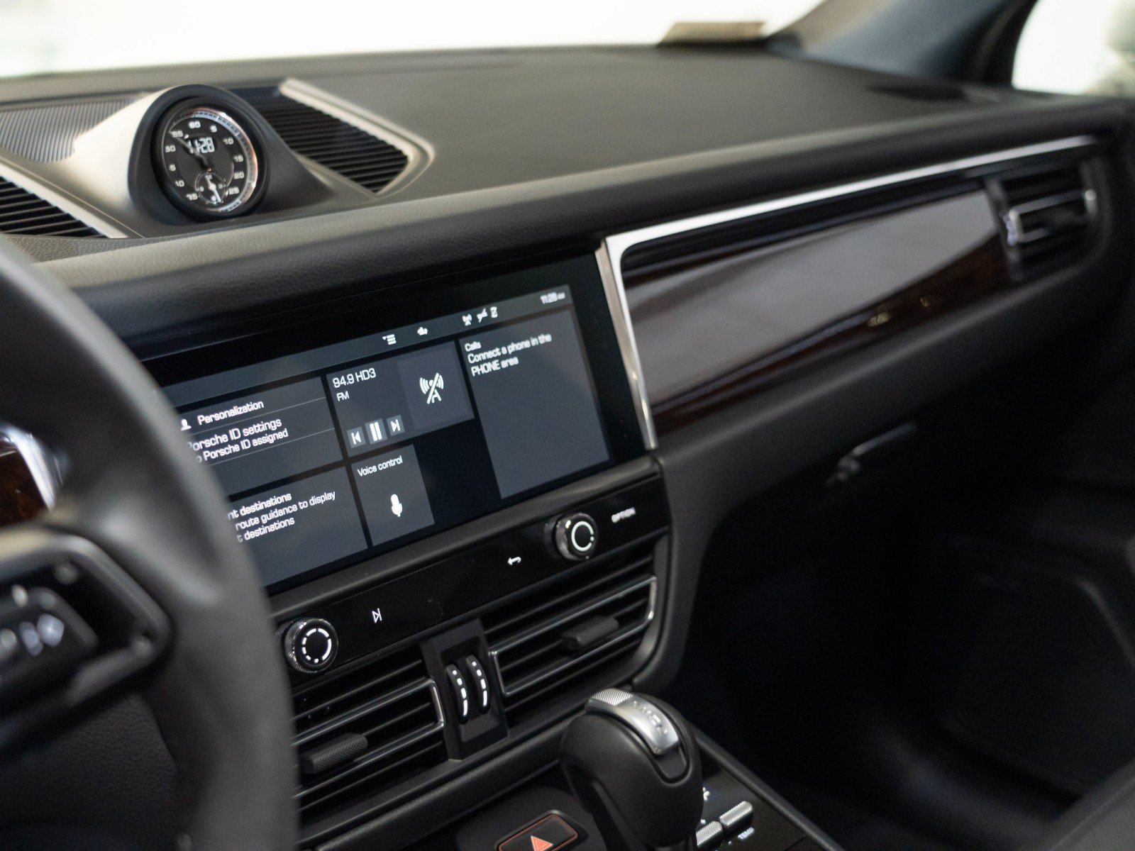 Certified 2026 Porsche Macan AWD/4WD image 19