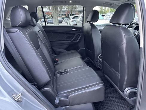 Used 2022 Volkswagen Tiguan SE w/ Panoramic Sunroof Package FWD image 16