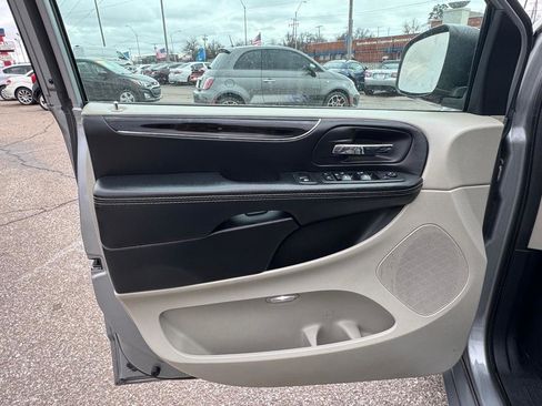 Used 2019 Dodge Grand Caravan SXT image 21