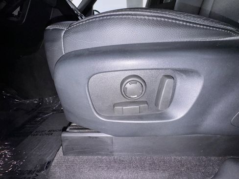 Used 2018 Land Rover Discovery SE image 19