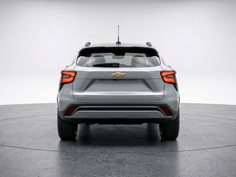 Used 2025 Chevrolet Trax LT FWD image 7