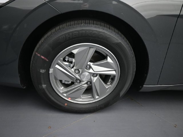 Used 2026 Hyundai Elantra SE FWD image 23