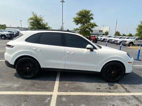 Used 2024 Porsche Cayenne AWD/4WD image 8