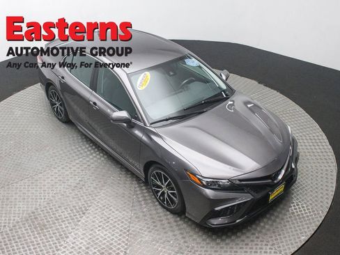 Used 2022 Toyota Camry SE image 3