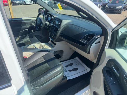 Used 2017 Dodge Grand Caravan SXT image 11