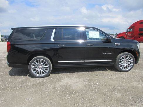 New 2026 GMC Yukon XL Denali w/ Denali Reserve Package AWD/4WD image 3