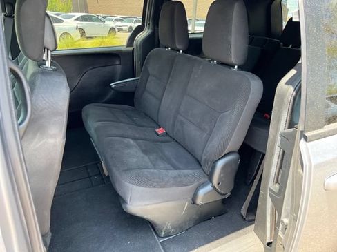 Used 2018 Dodge Grand Caravan SE FWD image 3