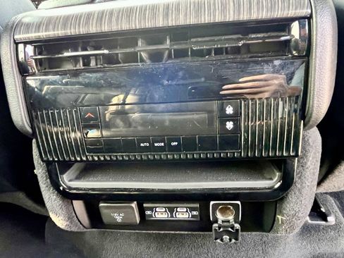 Used 2024 Jeep Wagoneer Series II w/ Flexible Seating Group RWD image 21
