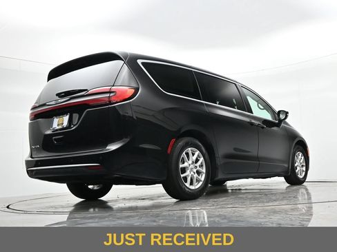 Used 2024 Chrysler Pacifica Touring-L FWD image 23